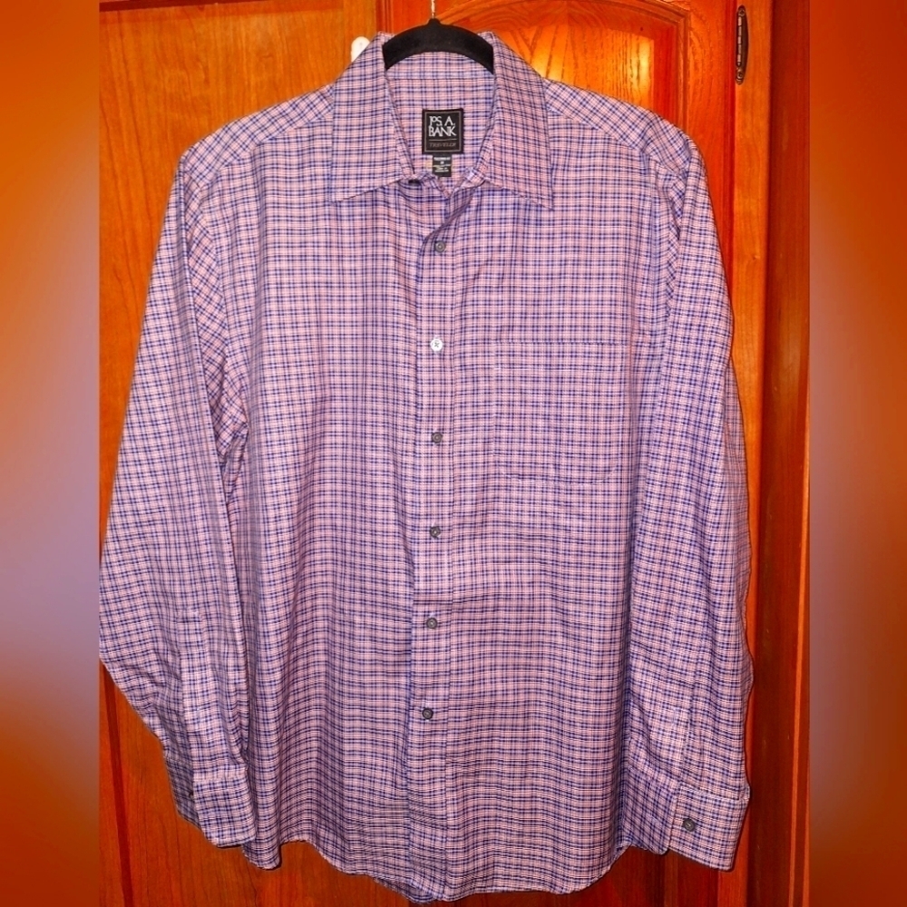 Jos. A. Bank men's tailored fit long sleeve button-down shirt in a medium.